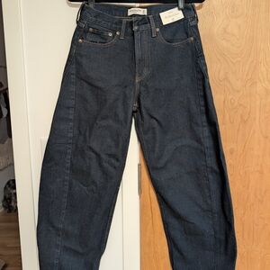 Abercrombie & Fitch Mid Rise Barrel Jeans NWT